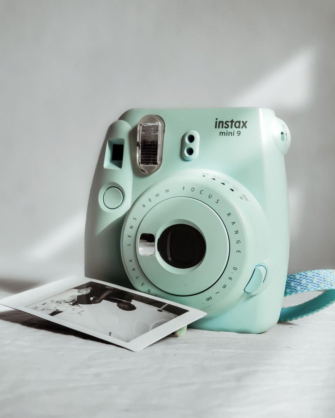 Cámara instantánea junto a una fotografía recién impresa